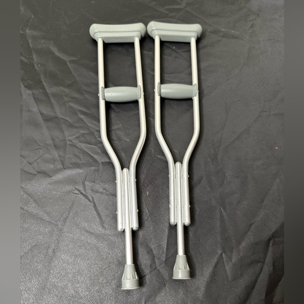 Pleasant Company 18" American Girl
PAIR OF CRUTCHES